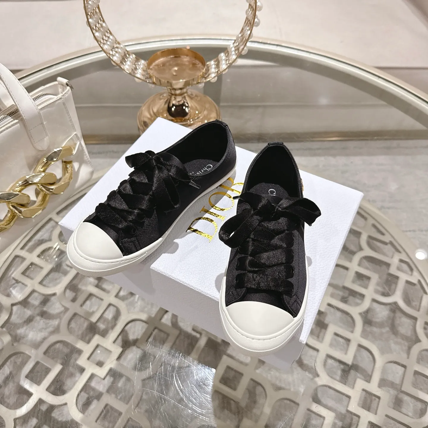👟👟Ex-factory price 520👟👟 DIOR Dior's 2025 latest lucky satin casual shoes thin-soled shoes. Many celebrity Internet celebrities planted Chanristian Dior logo buckles. The designer really understands the needs of girls in summer. This new product Lucky thin-soled shoes are as cute as her name. The thin sole + shallow mouth design makes the whole pair of shoes very light and easy to wear. Fabric: Satin with wide satin laces of the same color. They are so beautiful that they are speechless in the sun. The soft shoe body looks like stepping on clouds with socks and culottes. It is windy and lazy when walking. It gives you the "effortless" elegance when you take a shot. Outsole: Original molded TPU outsole Size: 35-41 (41 is custom-made and cannot be returned or exchanged)